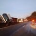 Carreta que transportava cerveja e suco de uva tomba na Via Dutra, em Volta Redonda