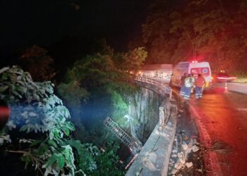 Caminhão caiu em ribanceira e deixou três pessoas feridas na Serra das Araras, em Piraí