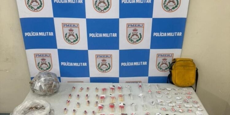 Homem é preso e adolescente apreendido com drogas em Volta Redonda Homem é preso e adolescente apreendido com drogas em Volta Redonda