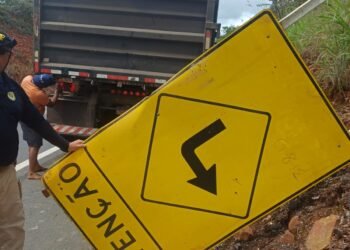 PRF Flagra Homem Removendo Placa da BR-365 e Emite Alerta sobre Crime de Dano