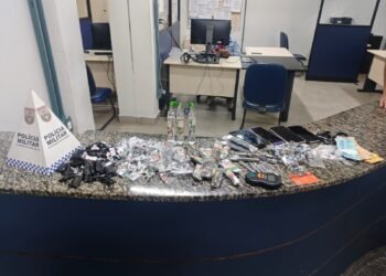 Jovem é preso e três adolescentes apreendidos suspeitos de associação e tráfico de drogas em Resende