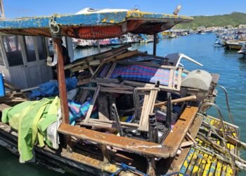 Fiscalização retira quase quatro toneladas de materiais irregulares da Praia do Forno, em Arraial do Cabo