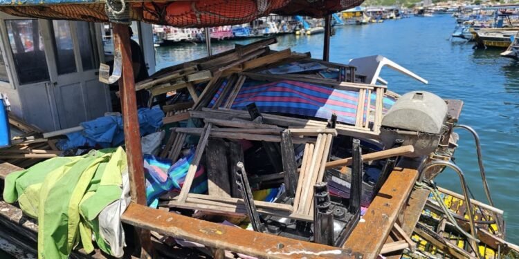 Fiscalização retira quase quatro toneladas de materiais irregulares da Praia do Forno, em Arraial do Cabo