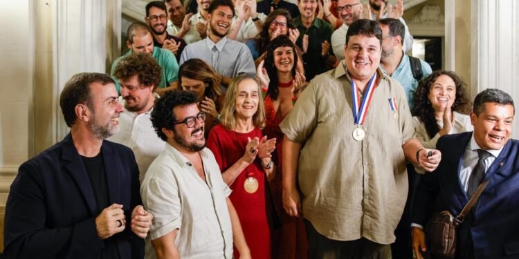 Sambista Gabriel da Muda recebe Medalha Pedro Ernesto Sambista Gabriel da Muda recebe Medalha Pedro Ernesto