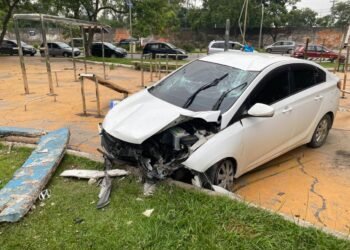 Acidente em Volta Redonda: motorista bate em mureta no Aero Clube