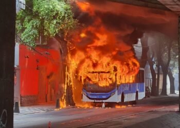 ‘Tirei os passageiros e eles tacaram fogo’, diz motorista de ônibus incendiado por criminosos no Rio Comprido