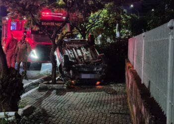 Homem capota carro em Volta Redonda