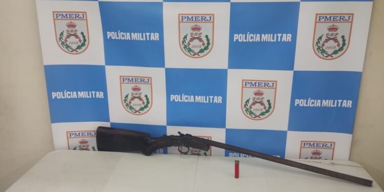 Polícia Militar apreende arma após denúncia de violência contra mulher em Volta Redonda