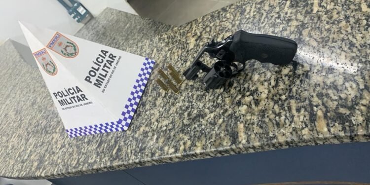 Homem é preso suspeito de porte ilegal de arma de fogo em Resende