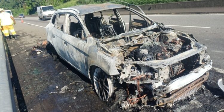 Carro com licença vencida pega fogo na Via Dutra, em Piraí