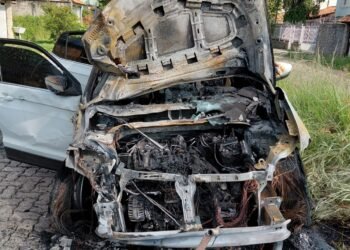 Carro pega fogo após ser atingido por outro veículo em Resende