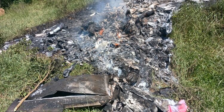 Avião de pequeno porte cai e mata dois homens no RJ