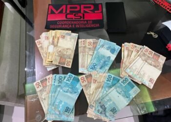 MPRJ prende 15 PMs por desvios de drogas e de armas para criminosos