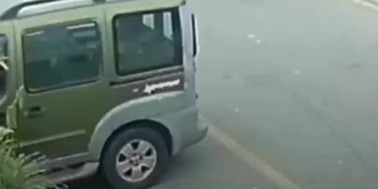 VÍDEO: Mulher abre garagem e tem carro furtado em segundos em Volta Redonda