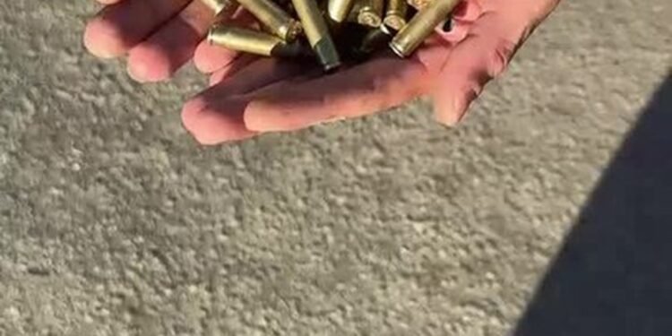 Tiroteio entre crimes rivais deixa um homem ferido na Vila Kennedy