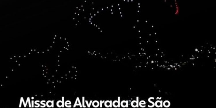 VÍDEO: na Alvorada de São Jorge, drones colorem o céu de Quintino