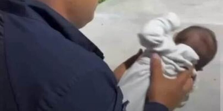 VÍDEO: Bebê de dois meses é salvo de engasgo por policiais militares, em Piraí