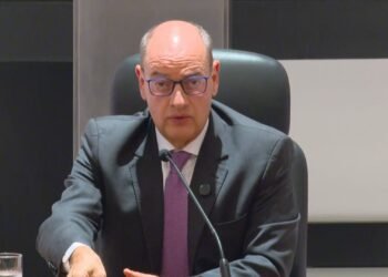 Governador em exercício do RJ exonera 33 na secretaria de Governo