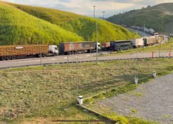 Via Dutra é totalmente liberada 3h após explosão de carreta; duas pessoas morreram