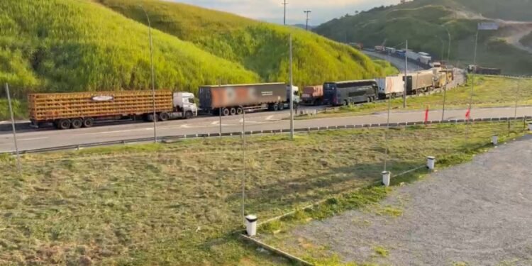 Via Dutra é totalmente liberada 3h após explosão de carreta; duas pessoas morreram