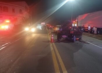 Engavetamento com quatro carros deixa feridos na BR-393, em Volta Redonda