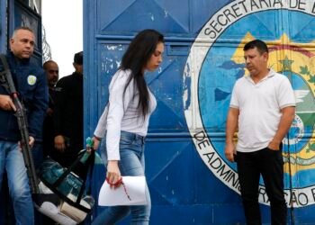 Monique Medeiros, mãe de Henry Borel, é entregue à polícia