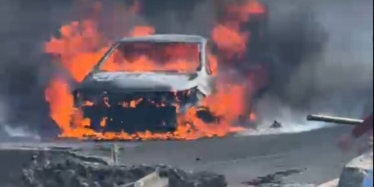 VÍDEO mostra carro escapando por segundos de explosão na Via Dutra, em Barra Mansa