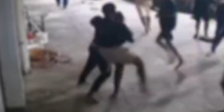 Vídeo mostra invasão e agressões a adolescentes em casa no RJ