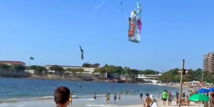 VÍDEO: balão cai na beira do mar em Copacabana e assusta banhistas