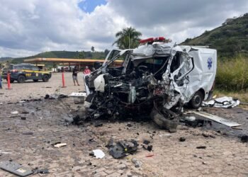 Acidente Fatal na BR-116: Colisão entre Ambulância e Carreta Mata Duas Pessoas em Divino, MG