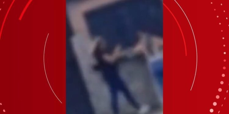 Estagiária é desligada de órgão público após agredir idosos na Bahia Estagiária é desligada de órgão público após agredir idosos na Bahia