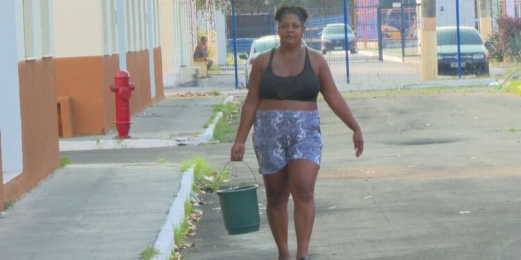 Após 13 anos, condomínio com mais de 100 casas é entregue sem água e luz em Queimados