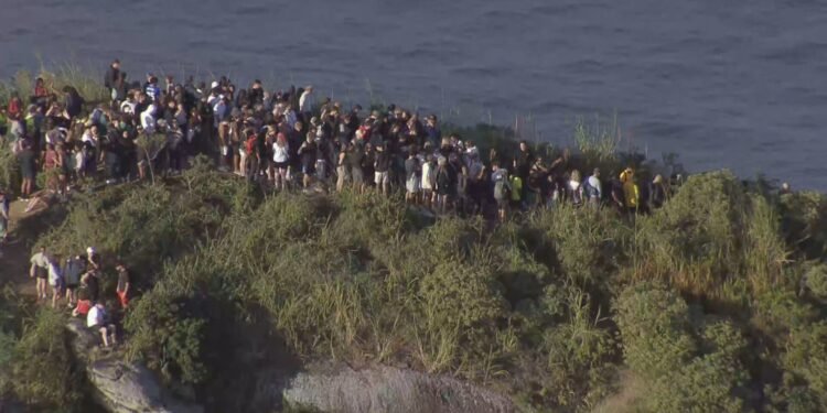 ‘Com emoção’: turista ‘ilhada’ no Dois Irmãos grave tiroteio e rasante de helicóptero; VÍDEO