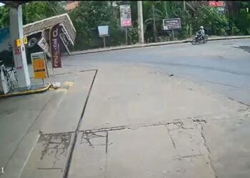 VÍDEO: caminhão carregado com lajotas capota na estrada no sul da Bahia