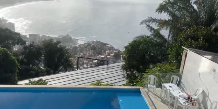 Piscina e vista para o mar: a casa do traficante da Bahia que fugiu