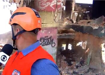 Estrutura de imóvel desabada durante entrevista para telejornal em Campos