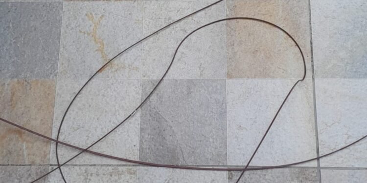 Jovem sofre descarga elétrica ao mexer em fio de internet energizado