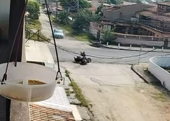 Homem perde o controle da moto e é arremessado durante fuga policial em Saquarema; VÍDEO