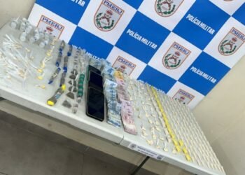 Dois jovens são presos e adolescentes apreendidos por tráfico de drogas em Volta Redonda