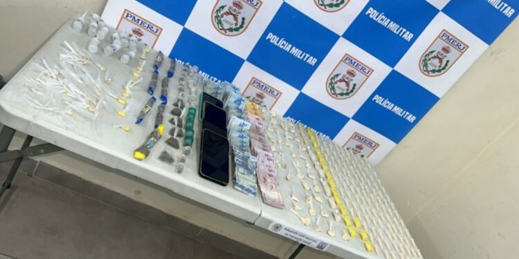 Dois jovens são presos e adolescentes apreendidos por tráfico de drogas em Volta Redonda