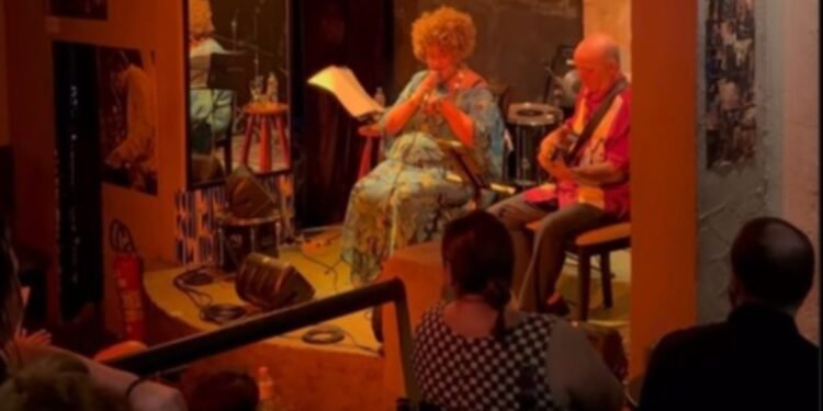Música de Shakira vai show de bossa nova em Copacabana; VÍDEO