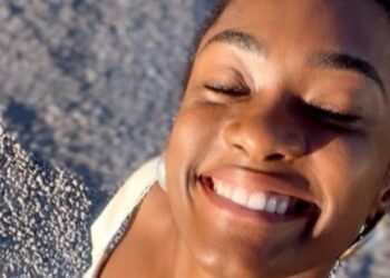 Erika Januza recebe alta após internação por infecção renal