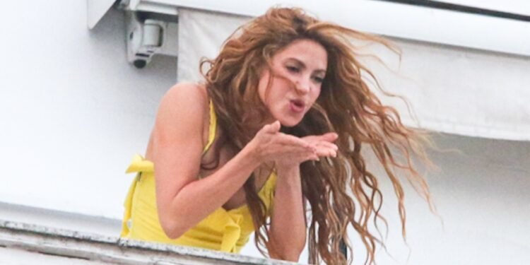 Shakira aparece na varanda do hotel, cena e manda beijos para fãs