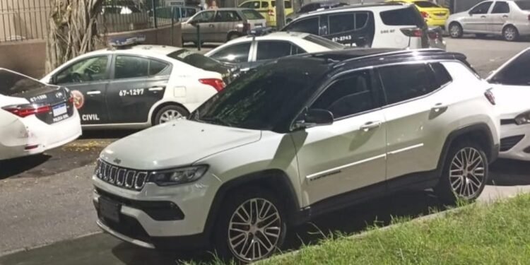 Carro do atacante John Kennedy, do Fluminense, é roubado no Méier