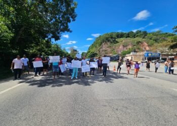 Manifestação termina com duas pessoas respondidas após discussão na RJ-122