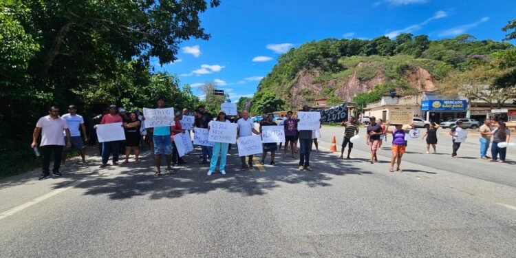 Manifestação termina com duas pessoas respondidas após discussão na RJ-122