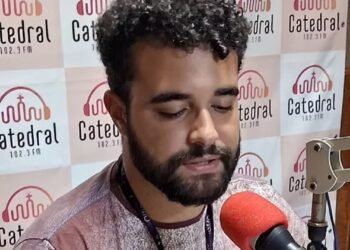 Diagnóstico Tardio de Autismo na Faculdade Transforma Vida de Estudante que Encontra Expressão no Rádio