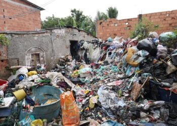 Grande quantidade de resíduos acumulados em casa enche três caminhões em Cabo Frio