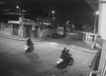 Criminosos de moto atiram em vítimas durante tentativa de assalto