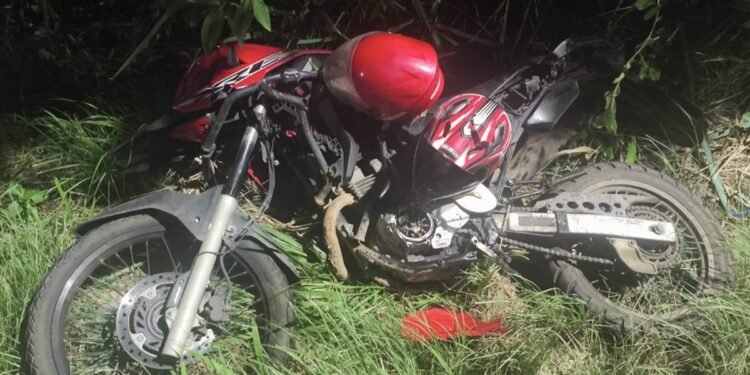 Dois homens ficam gravemente feridos em acidente na RJ-102, em Cabo Frio